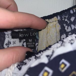 Drop shoulder dress, with slits in the sides. Size Medium